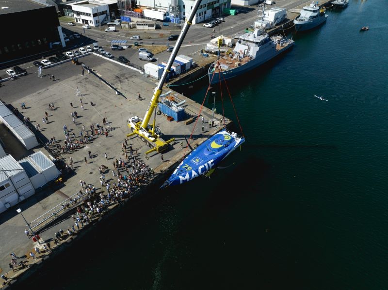 Le chantier de l'IMOCA MACIF, hissé par la grue.