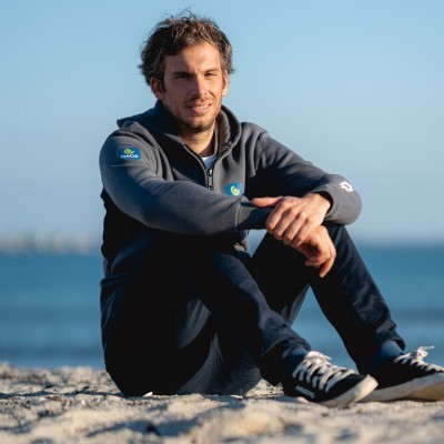 Charlie Dalin sur la plage, veste MACIF