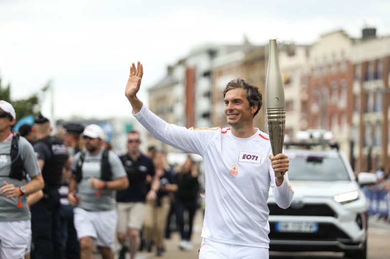 Charlie Dalin, porteur de la flamme olympique au Havre.