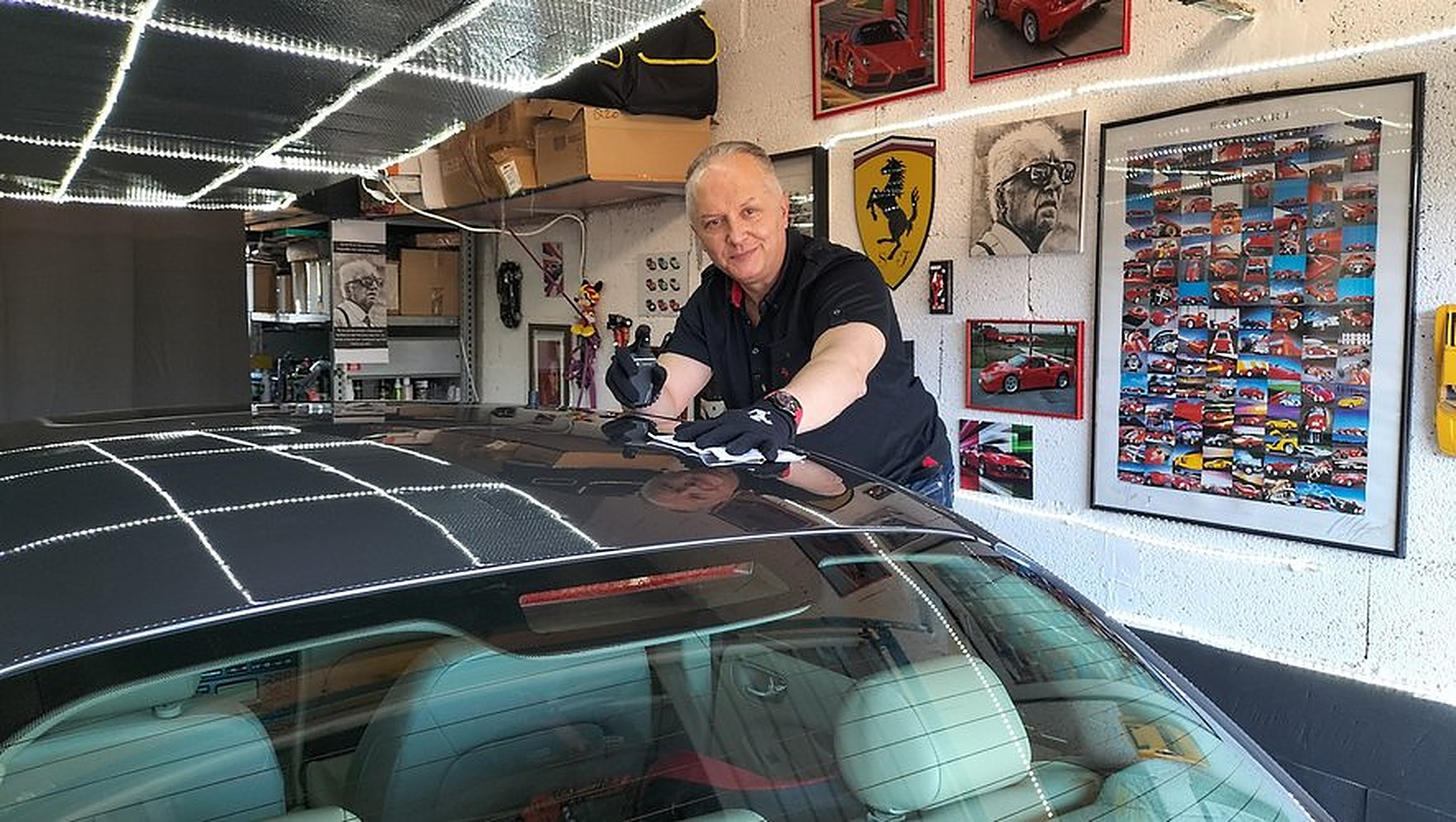 Jean-Michel Coll devant une Ferrari, capot ouvert