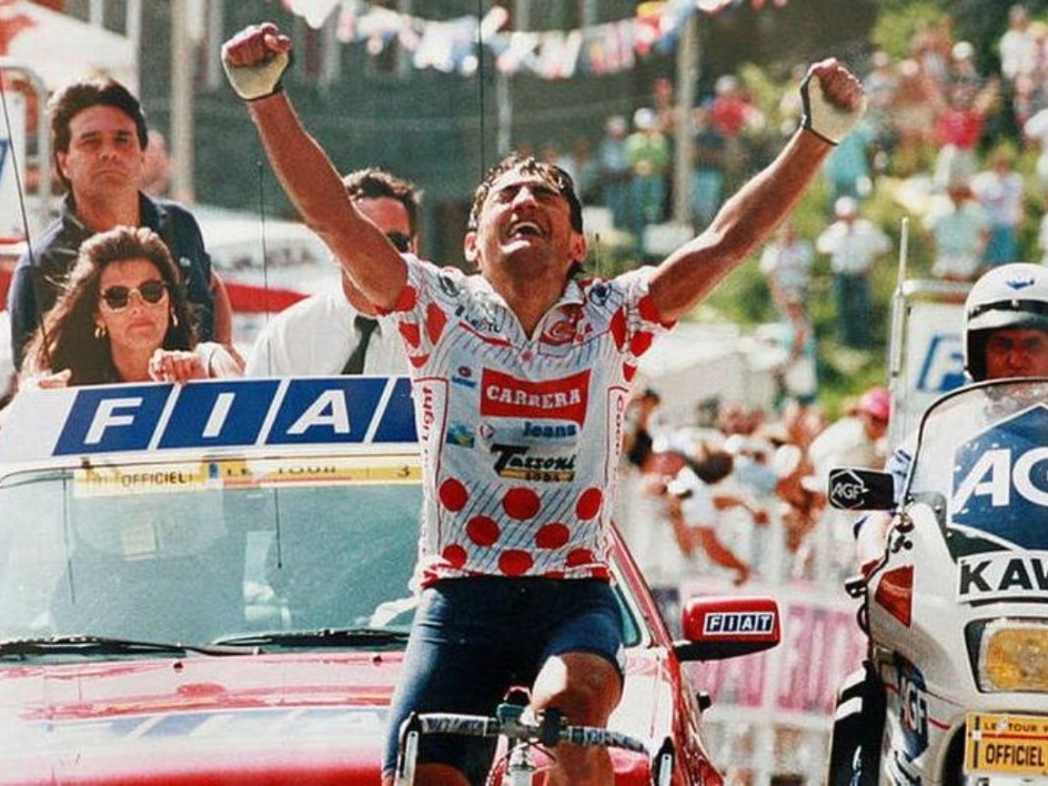 Claudio Chiappucci, bras levés en maillot à pois, vainqueur à Sestrières sur le Tour de France 1992