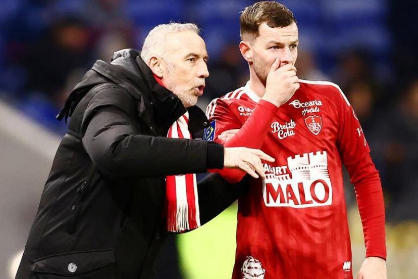 Éric Roy donne des consignes à un joueur du Stade Brestois