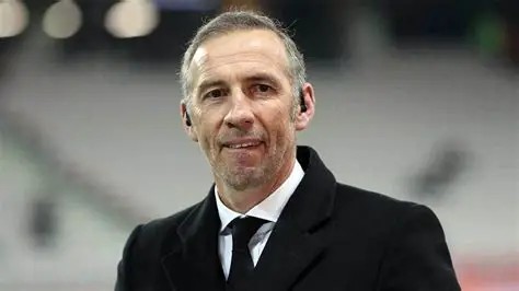 Portrait récent d’Éric Roy en costume