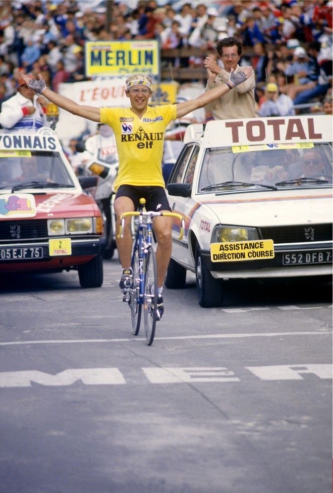 Laurent Fignon, maillot jaune Renault-Elf, bras levés sur le Tour de France.