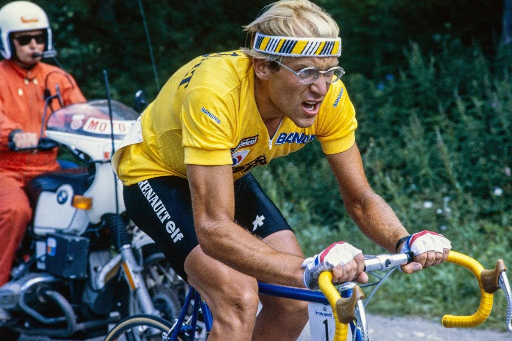 Laurent Fignon en course, maillot jaune