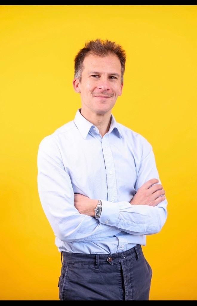 Gaspard Gantzer devant un fond jaune