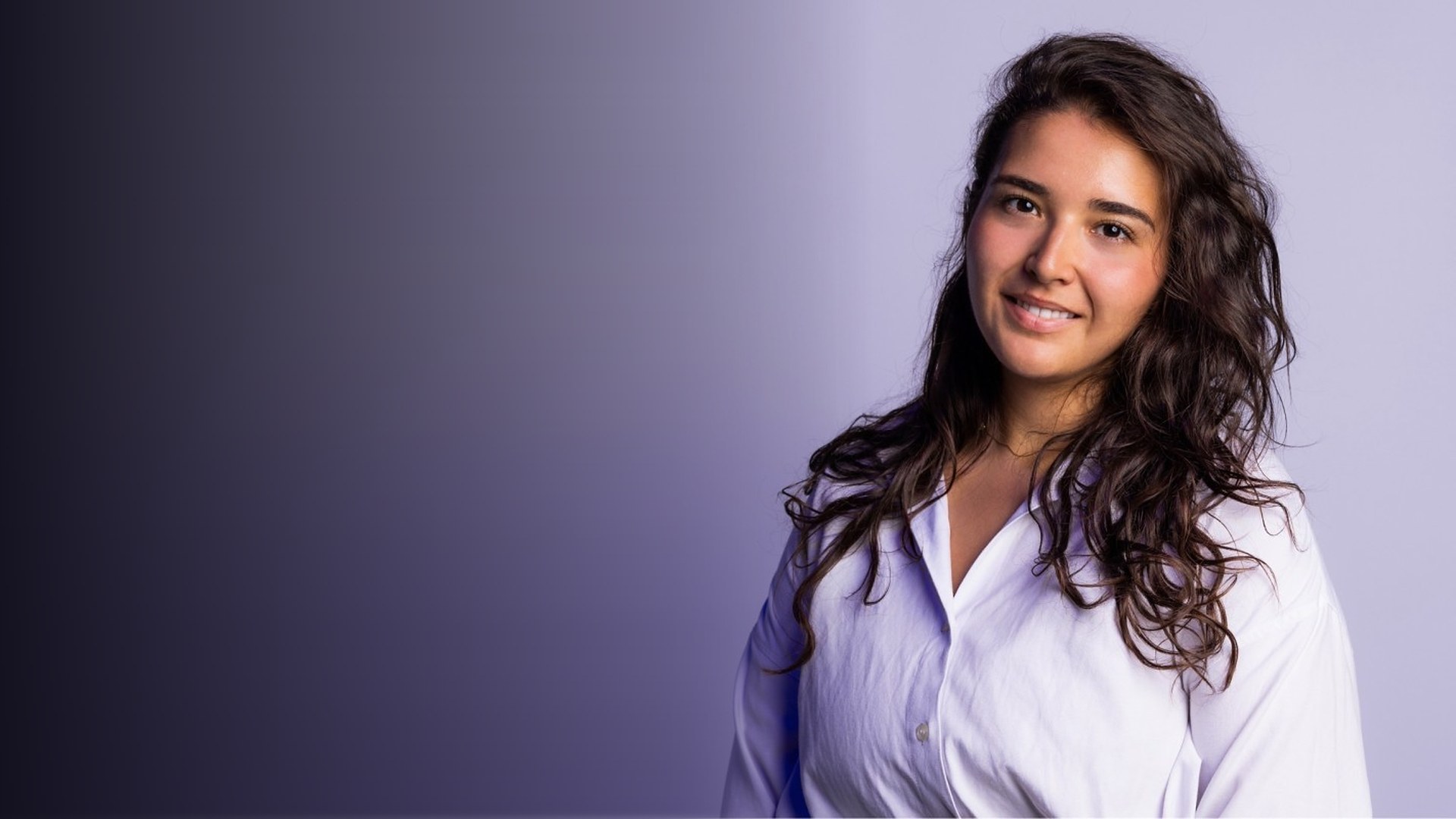 Portrait d’Inès Ahaggan, chemise blanche, sur fond lavande