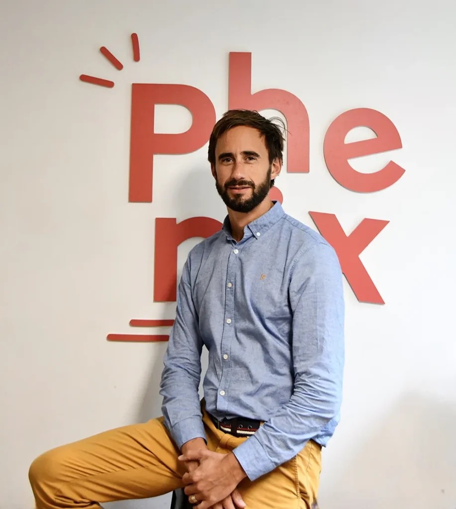 Jean Moreau devant le logo Phenix
