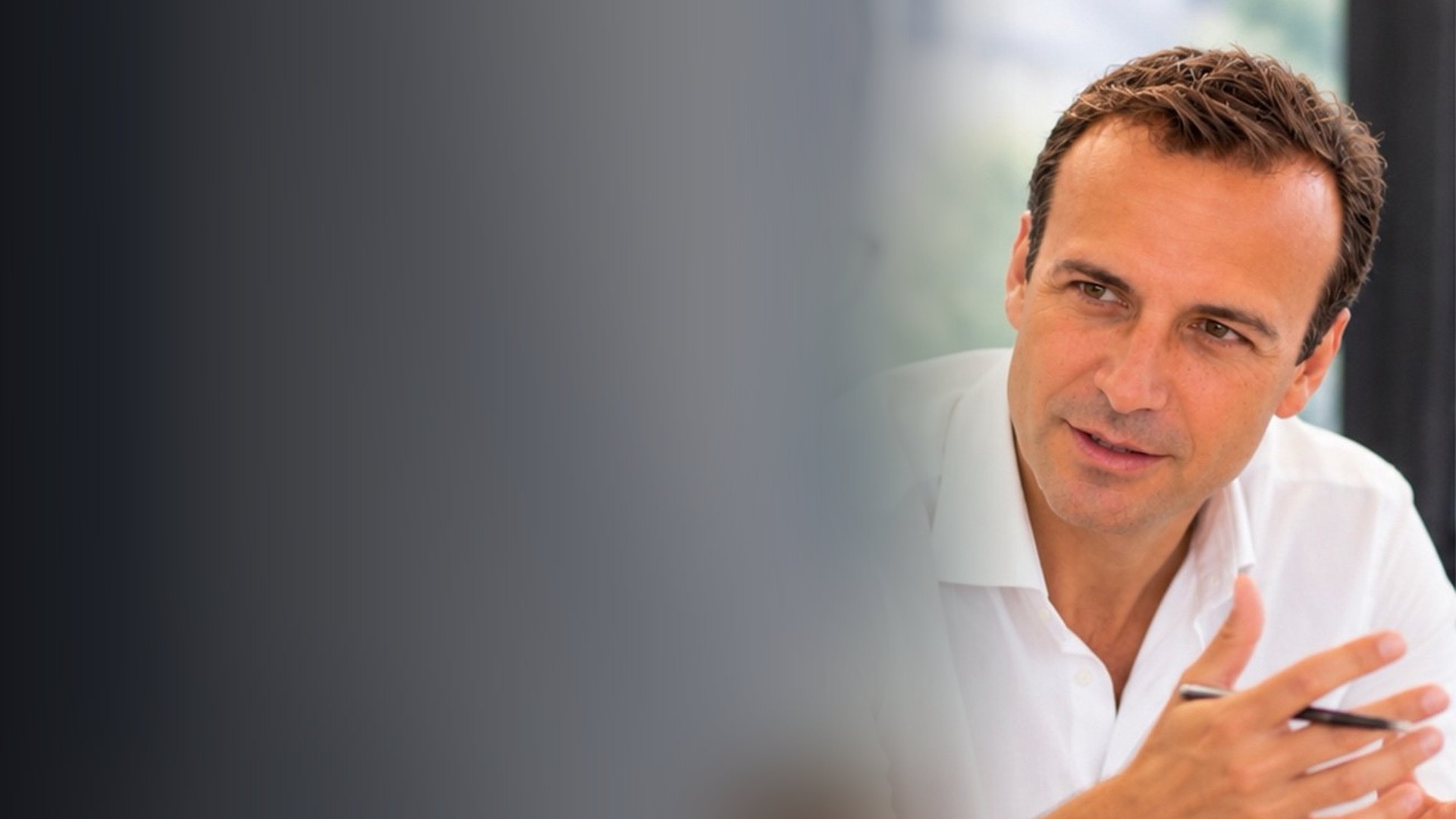 Jérôme Mendoza-Trussart, chemise blanche, s’exprimant lors d’une réunion de travail