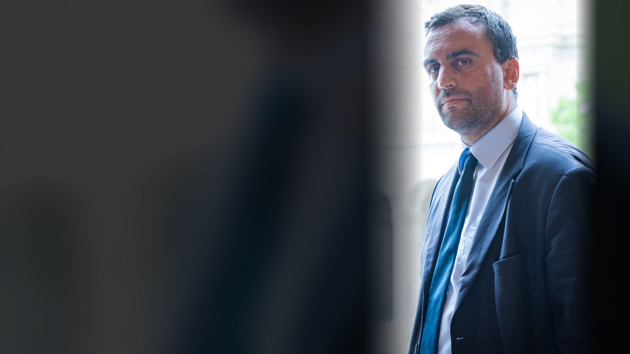 Portrait de Joël Gautier, avocat au barreau de Paris, en costume sombre