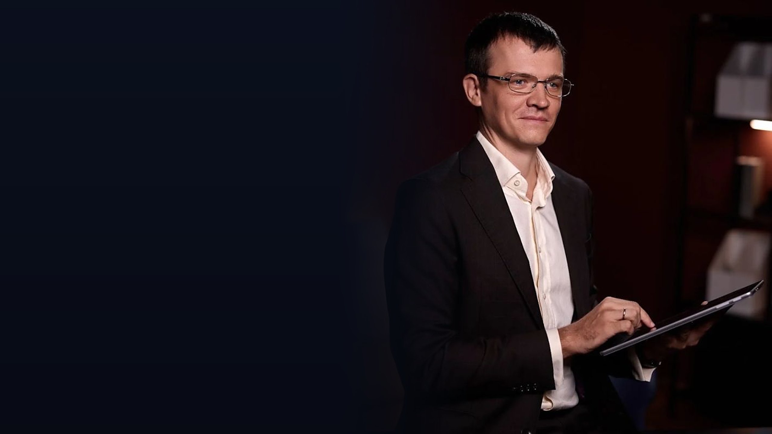 Kirill Patyrykin en veste noire, une tablette à la main