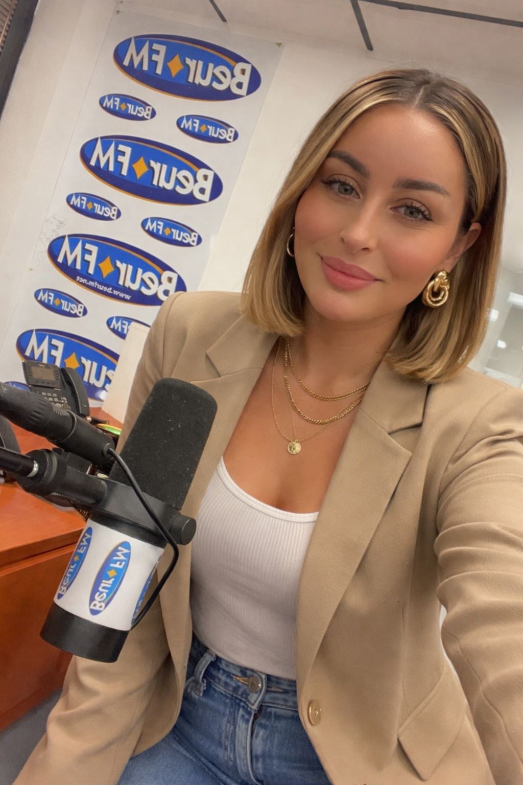 Lynda Chebbah au micro de Beur FM