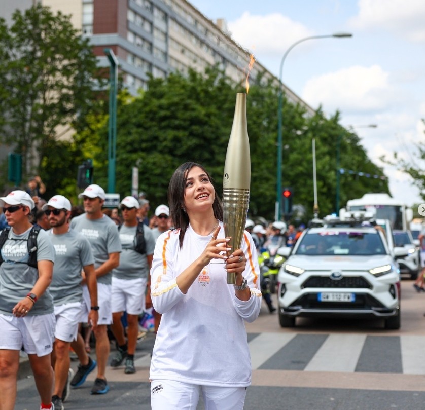 Yusra Mardini portant la flamme olympique
