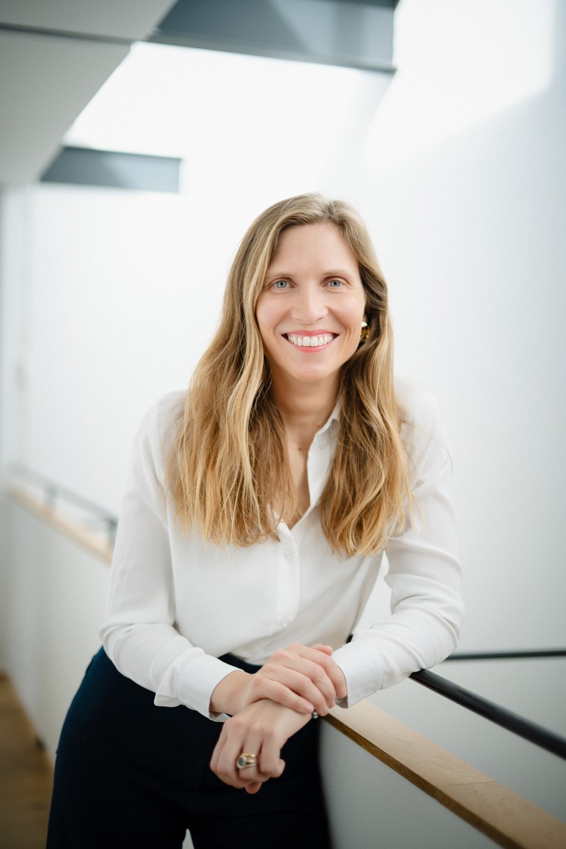 Mathilde Thillaye du Boullay, fondatrice de Knowldy, en chemise blanche