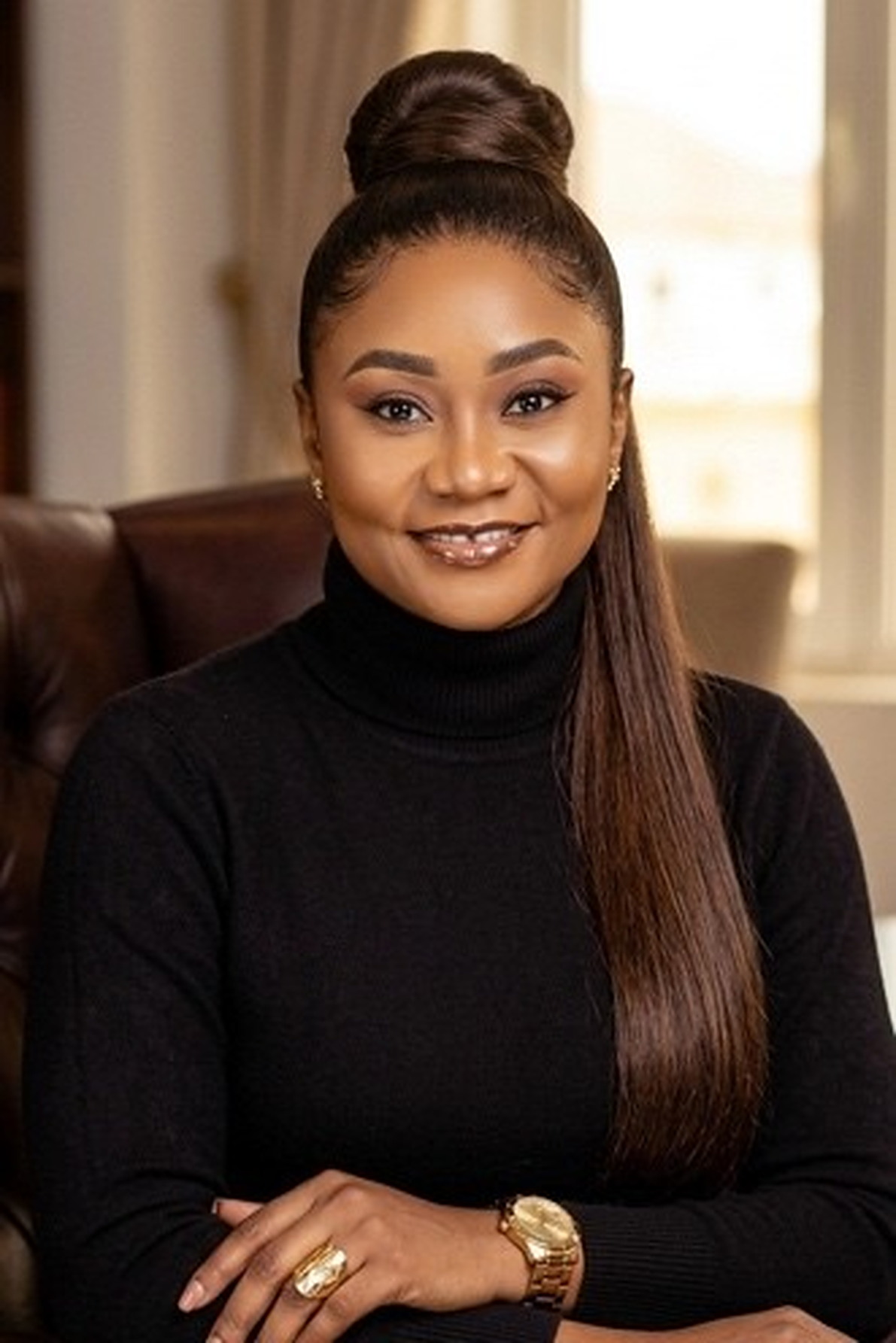 Portrait de Charlène Medza, responsable de la communication et des relations publiques de la Société de Patrimoine au Gabon