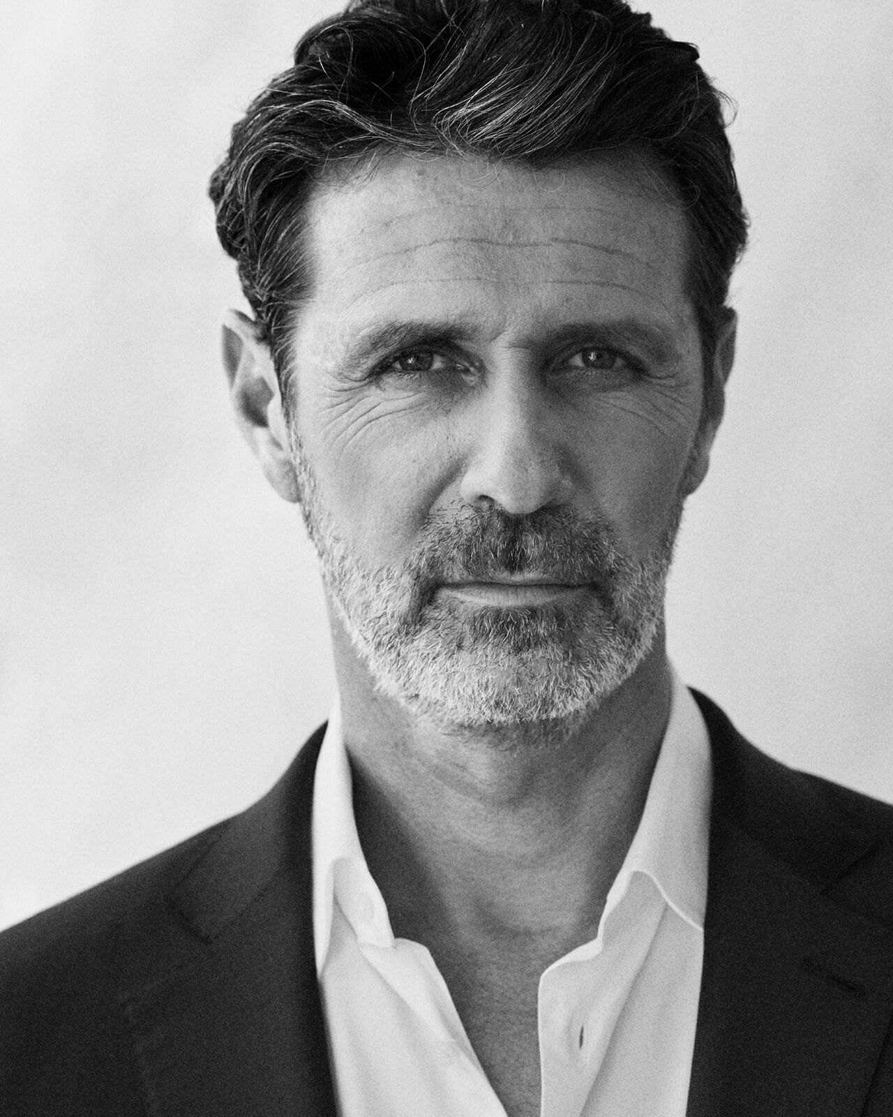 Patrick Mouratoglou, portrait en noir et blanc