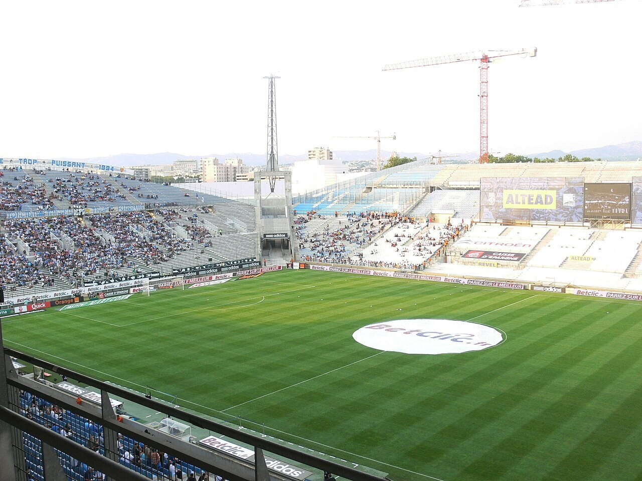 Le Vélodrome avant OM-Sochaux, le 6 août 2011. Cette photographie n’est pas une archive de 1980 : elle sert de repère architectural intermédiaire, avant la couverture achevée en 2014. Photo : Rémi Mathis, CC BY-SA 3.0.
