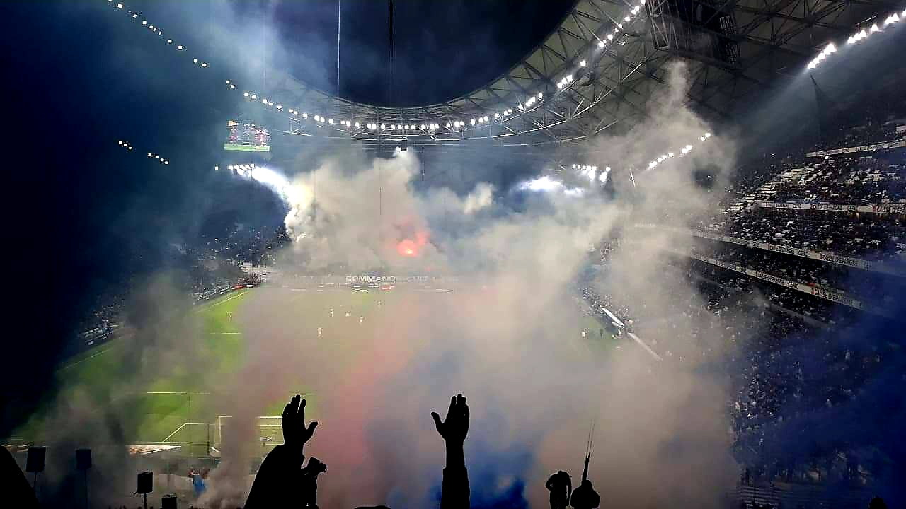 Le virage nord lors d’OM-OL, le 10 novembre 2019. L’exposition, la billetterie et la puissance populaire séparent radicalement l’OM contemporain du club menacé de 1981. Photo : V13NRV, CC BY-SA 4.0.