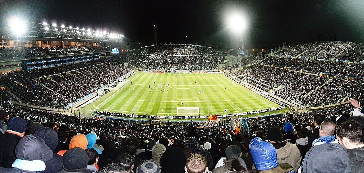 57 957 spectateurs pour OM-Manchester United, le 23 février 2011 : l’ambition européenne alimente les revenus et la valeur de la marque, mais rend aussi le modèle sensible aux qualifications manquées. Photo : revjoy, CC BY-SA 3.0.