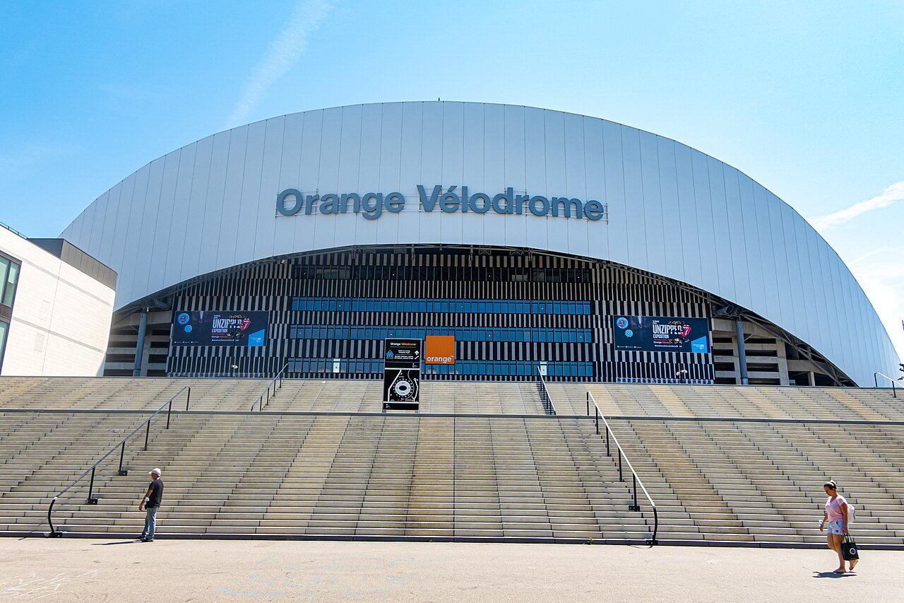 L’enveloppe du Vélodrome en juillet 2021. La modernité de l’actif ne doit pas masquer le nouveau mur du football européen : pertes, amortissements et coût d’effectif conditionnent désormais la liberté sportive. Photo : Bernard Ddd, CC BY-SA 2.0.