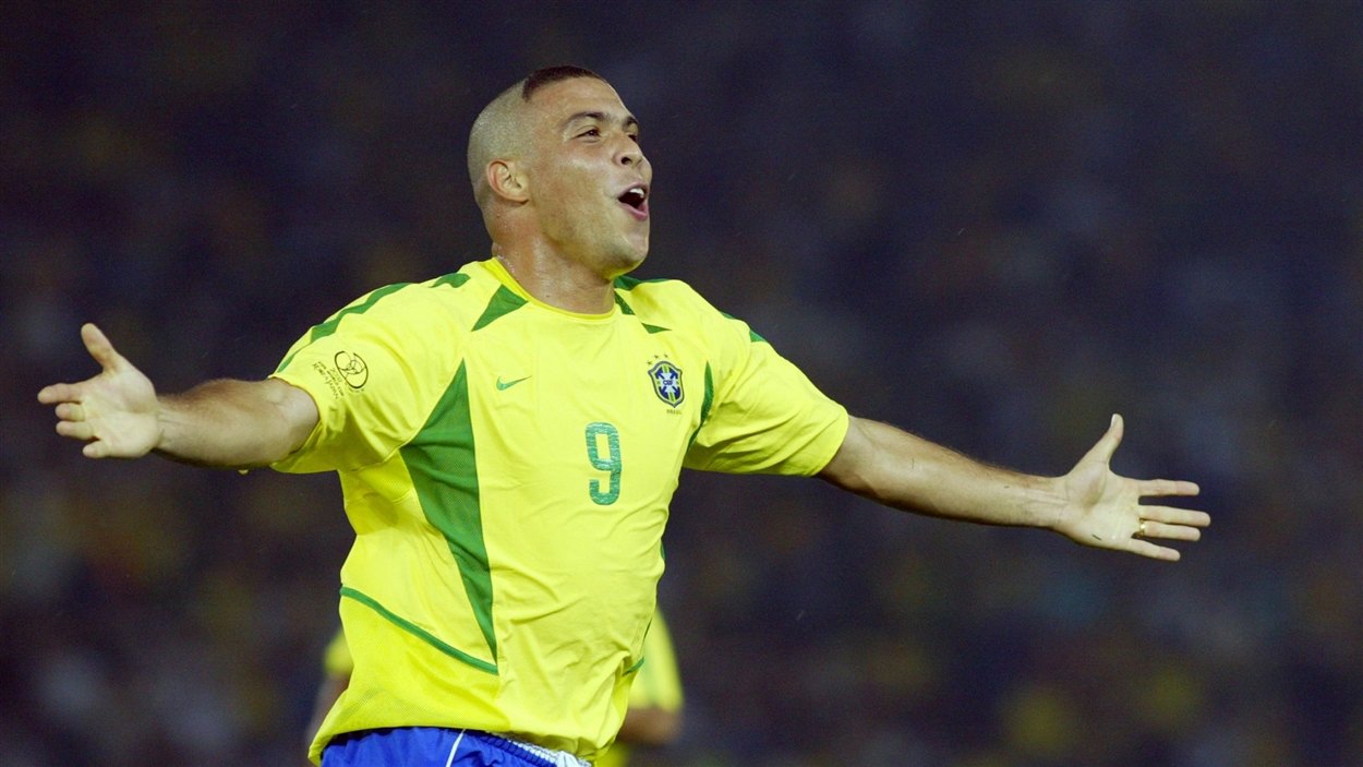 Ronaldo célèbre son deuxième but en finale de la Coupe du monde 2002 à Yokohama