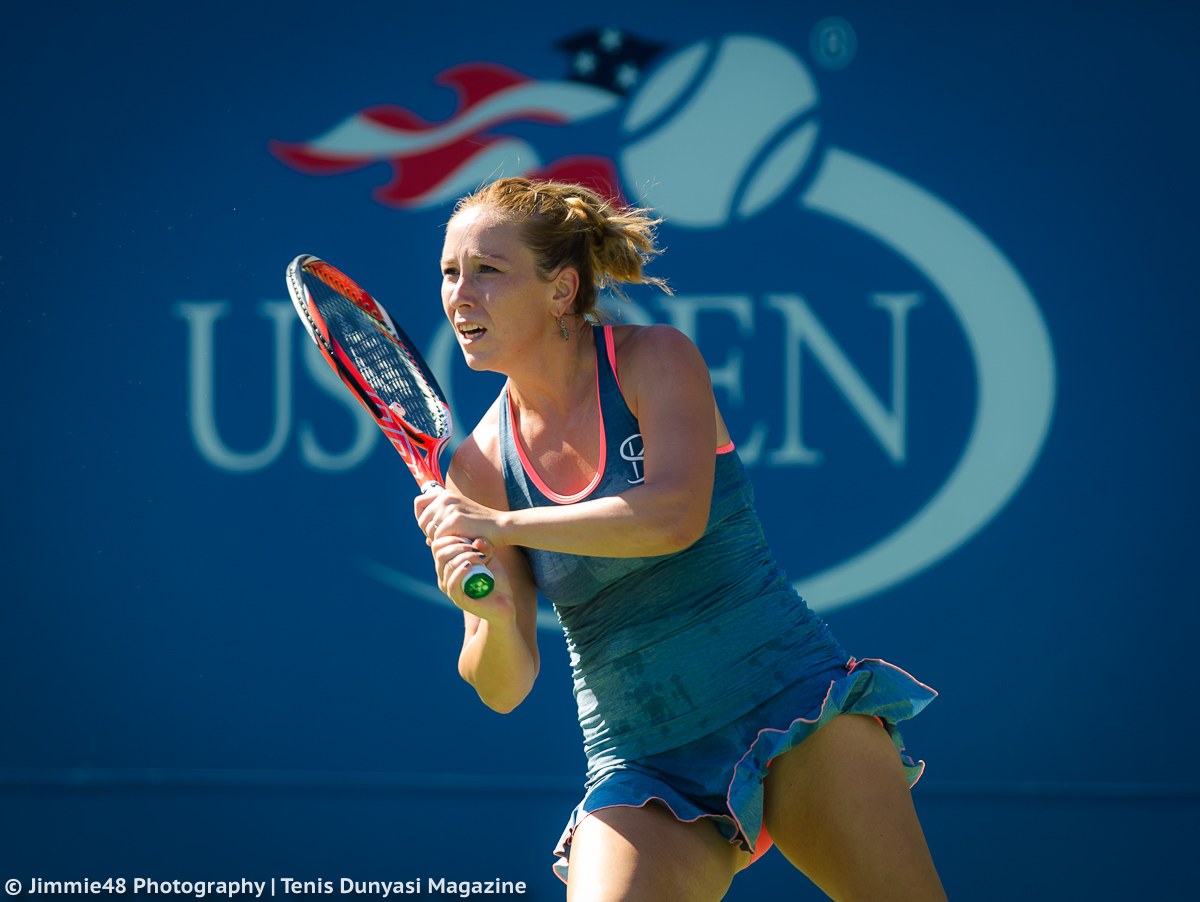 Sofia Shapatava en plein revers à deux mains lors de l’US Open, devant le logo du tournoi