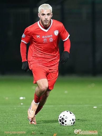 Tom Frayssinous conduisant le ballon sous le maillot de Beauvais